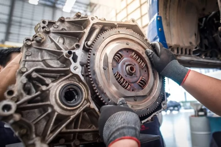 How Long Does A Clutch Last?